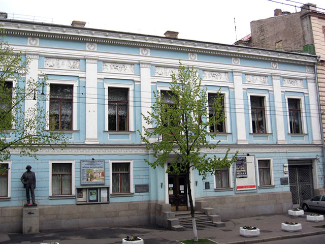 702-Фасад-Музею-російського-мистецтва-640per480.jpg