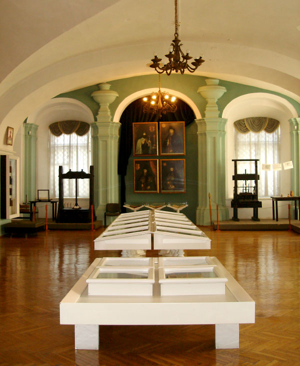 704:Рукописна книга і стародруки